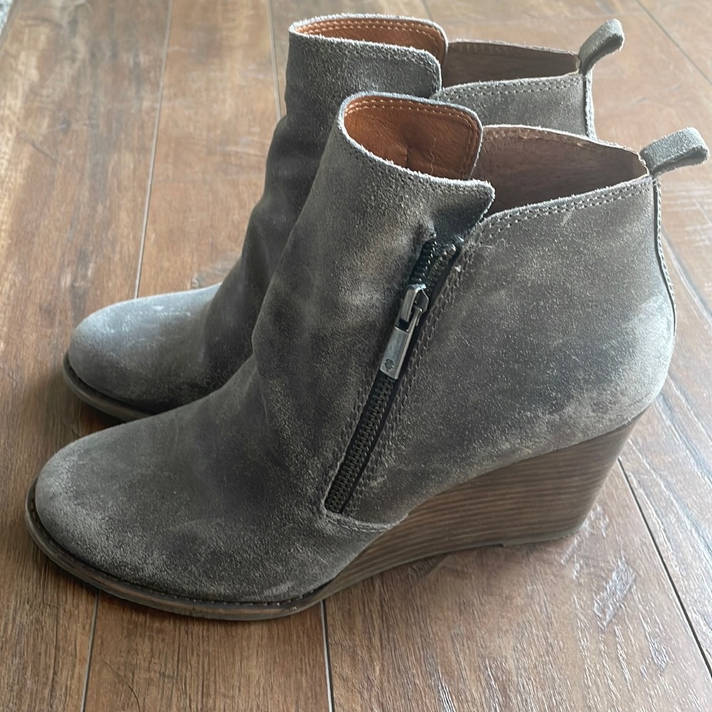 Lucky Brand Yesterr Wedge Ankle Boots woman’s distressed leather 10M